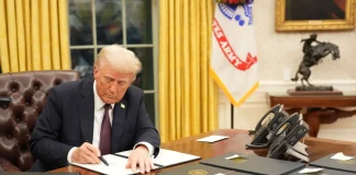 Дональд Трамп підписує указ про нове глобальне мито