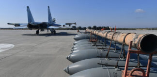 Російський літак на аеродромі поруч із керованими авіабомбами нового типу