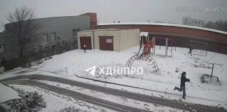 Люди залишають територію під час перевірки у Дніпрі