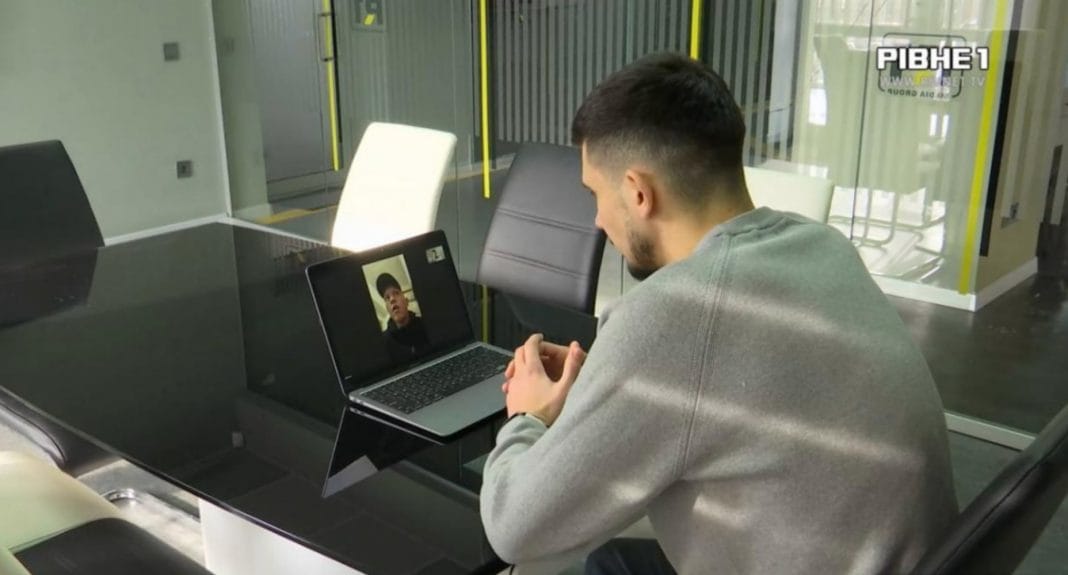 Військовий спілкується через відеозв’язок