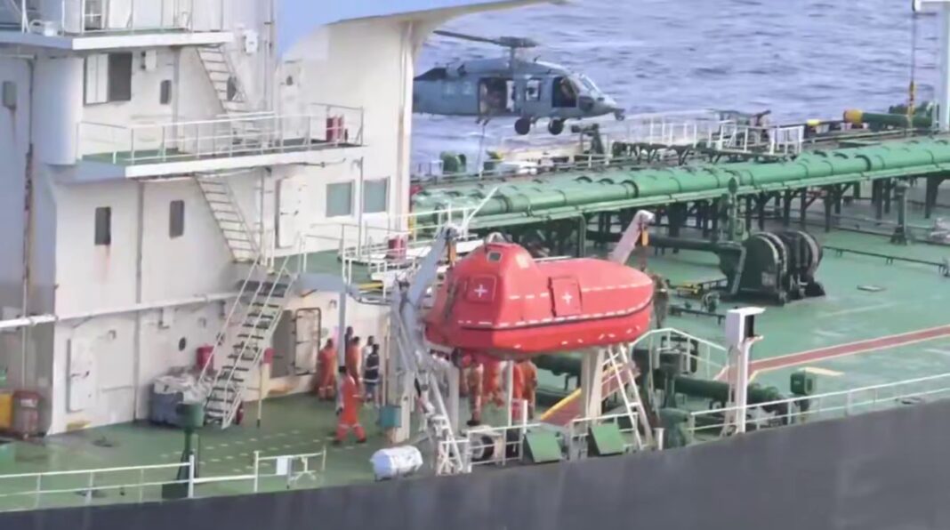 Танкер у відкритому морі під час операції з перехоплення