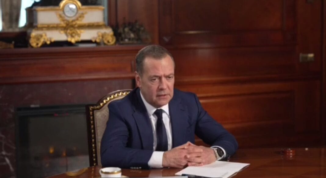 Дмитро Медведєв під час публічної заяви