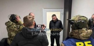 Правоохоронці під час затримання підозрюваного