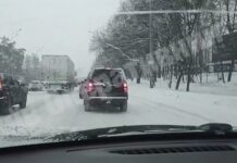 A traffic jam on the road near Kyiv during a snowfall
