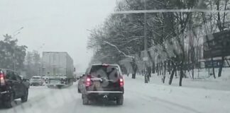 A traffic jam on the road near Kyiv during a snowfall