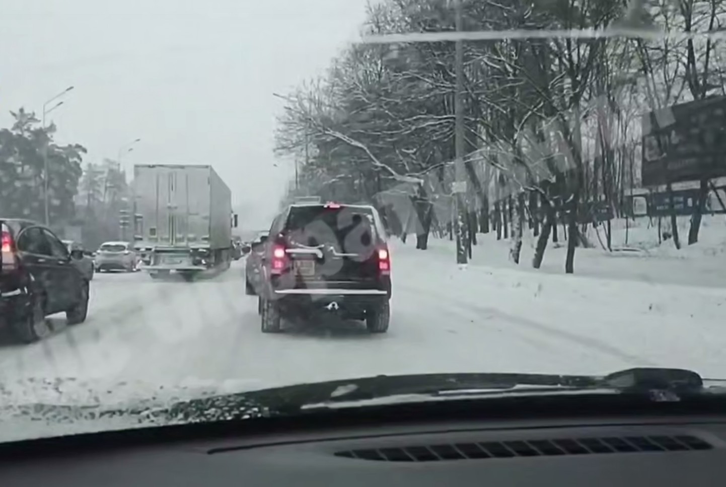 Затор на трасі під Києвом під час снігопаду