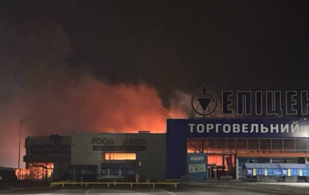 Пожежа в торговельному центрі після нічної атаки