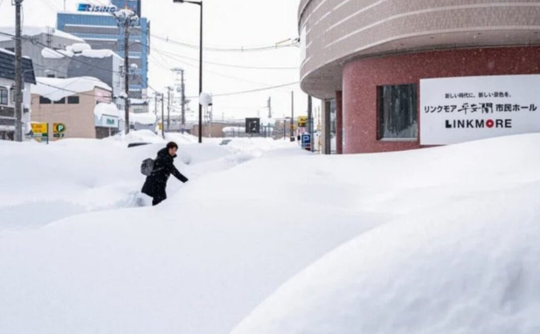 Screenshot_4 Людина пробирається крізь глибокий сніг у місті на півночі Японії
