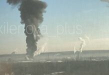 Стовп густого диму після вибухів на НПЗ у російській Ухті