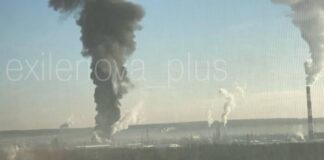Стовп густого диму після вибухів на НПЗ у російській Ухті