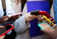 Діти з мобільними телефонами в руках