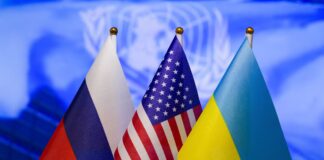 Прапори України, США та росії