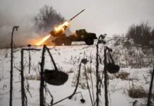 російська військова техніка поблизу лінії фронту