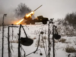 російська військова техніка поблизу лінії фронту