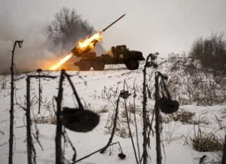 російська військова техніка поблизу лінії фронту