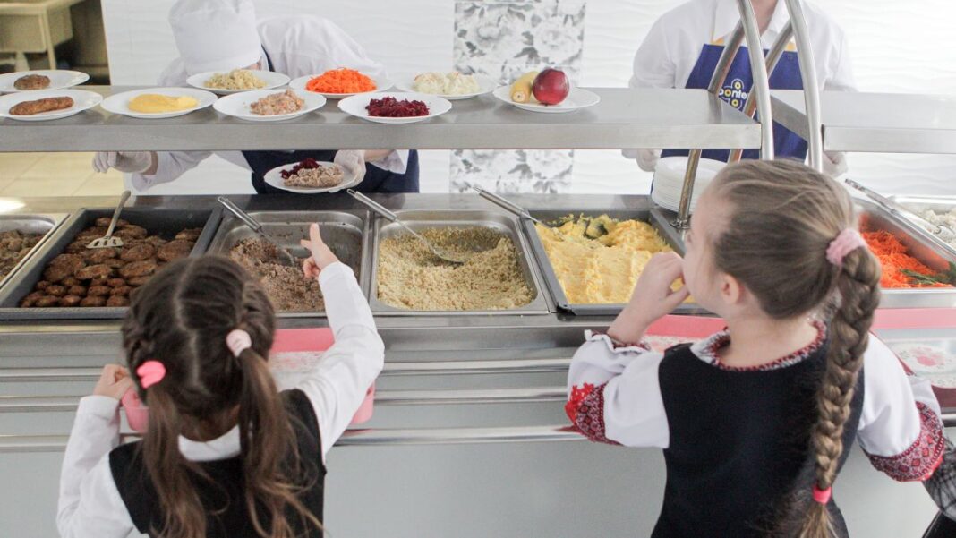 diti_shkola_yidalnya_shkilne_harchuvannya__gettyimages_1237949214_a4243133ef7f69469a53feecc7ffe2f6_1200x675 School canteen with meals for children