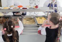 Шкільна їдальня з харчуванням для дітей