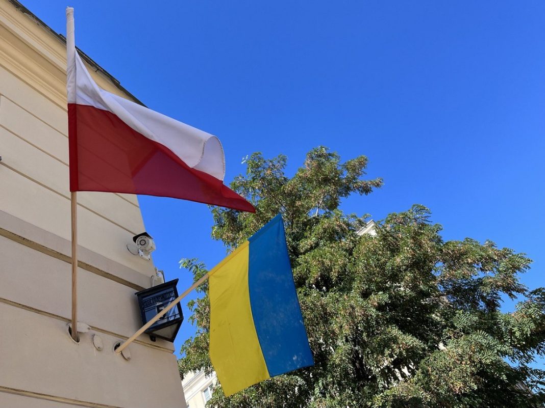 ea45aee2-1a87-4dbe-a0e4-29f6a9f917a7 Прапори Польщі та України на тлі змін правил для українських біженців