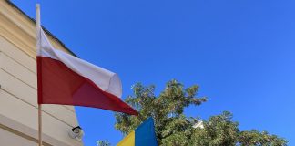 Прапори Польщі та України на тлі змін правил для українських біженців