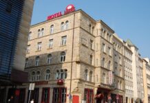 У Польщі гроші з антиукраїнського з’їзду передали Україні Готельний комплекс у Лохуві, де проходив політичний з’їзд