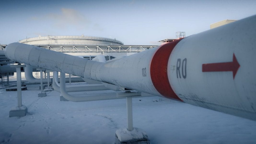 Пошкоджений нафтопровід після обстрілу під час війни