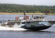 Російський десантний катер БК-16 на воді