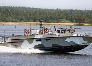 Російський десантний катер БК-16 на воді