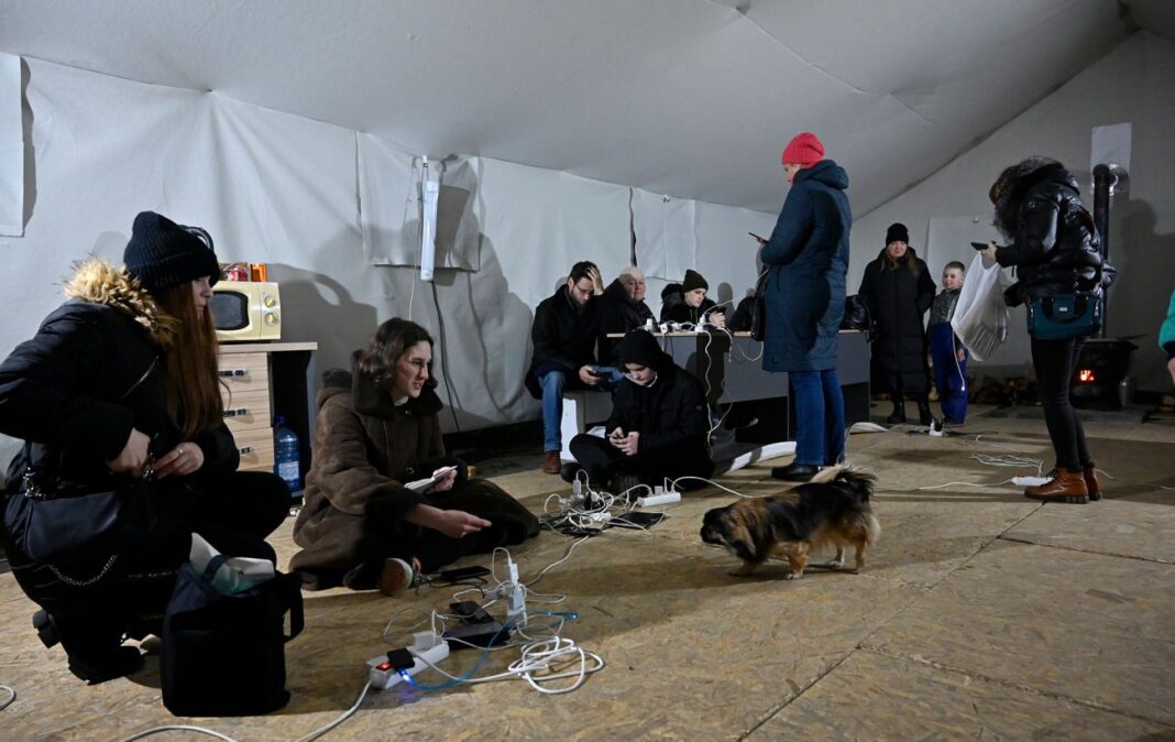 люди в центрі незламності