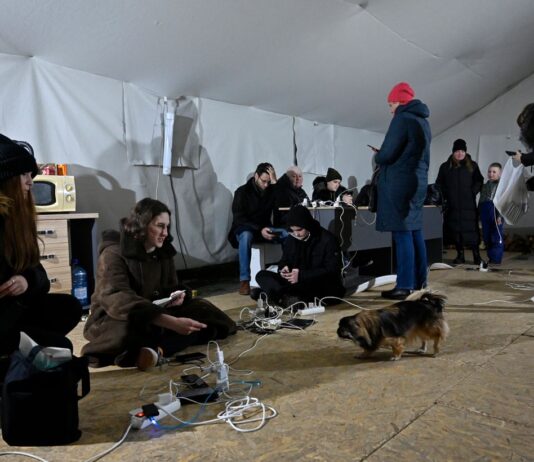 люди в центрі незламності