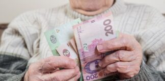 Ukrposhta plans loans for pensioners Postman delivers pension to an elderly person