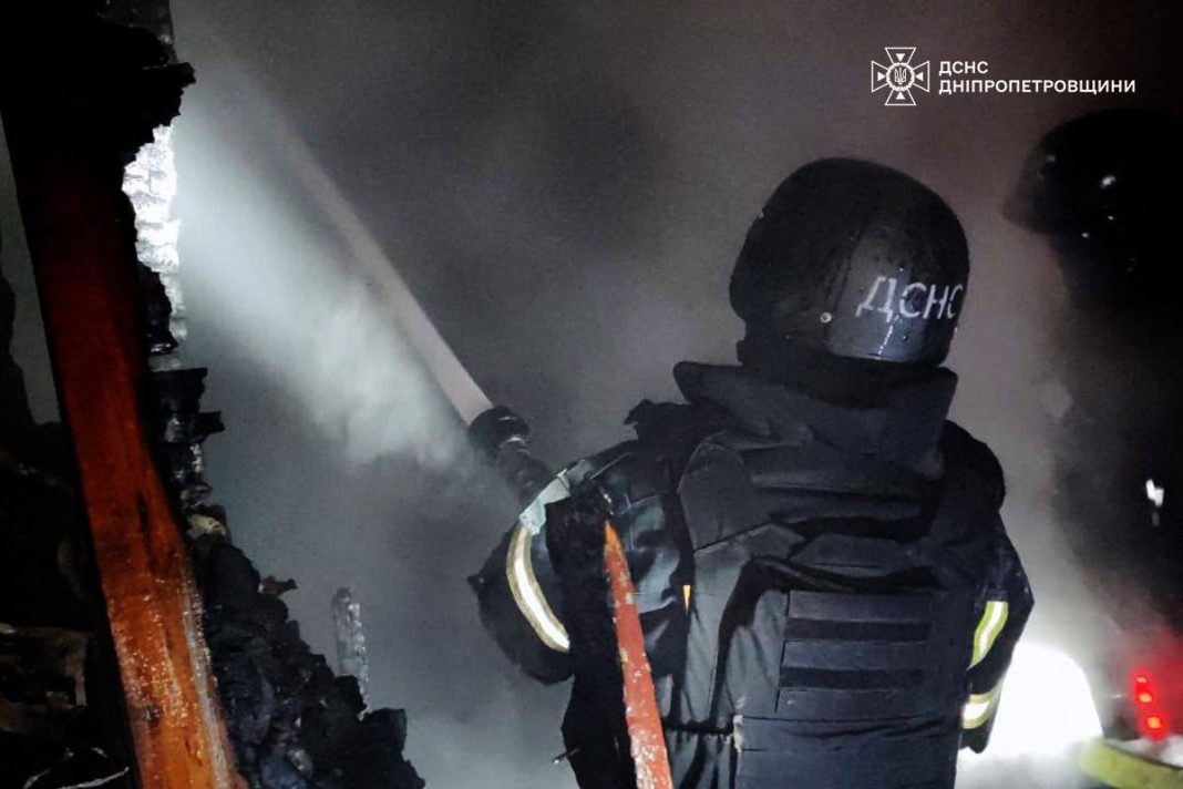 Пожежа в житловому секторі після ворожої атаки на Дніпропетровщині