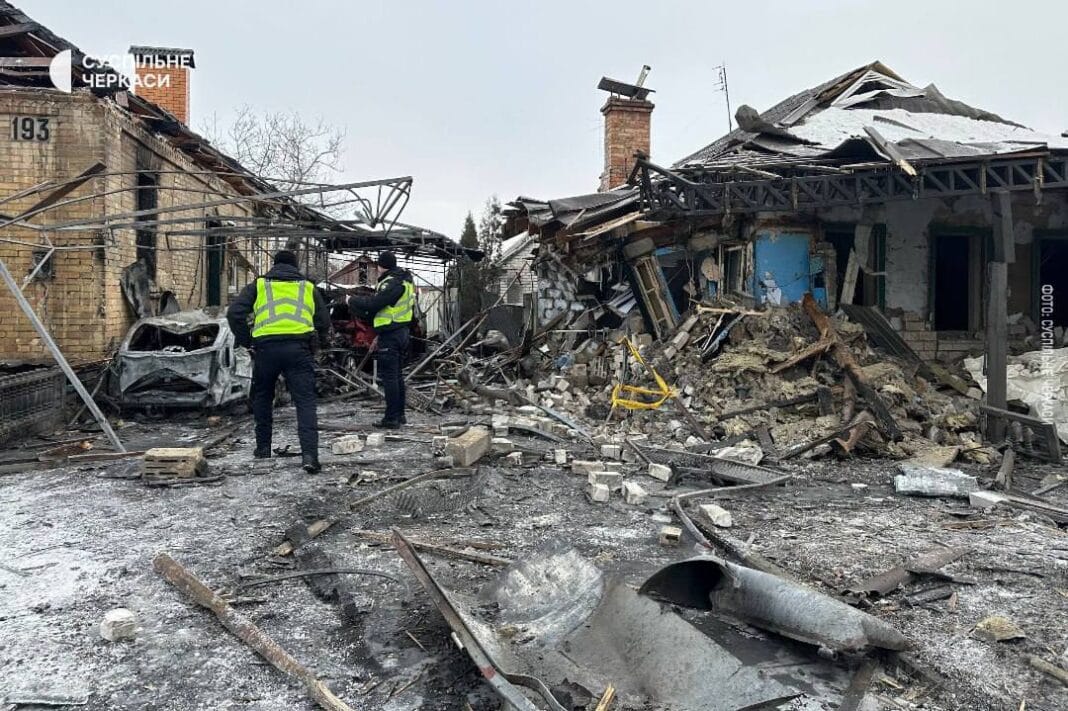 Наслідки удару по житлових будинках у Черкасах