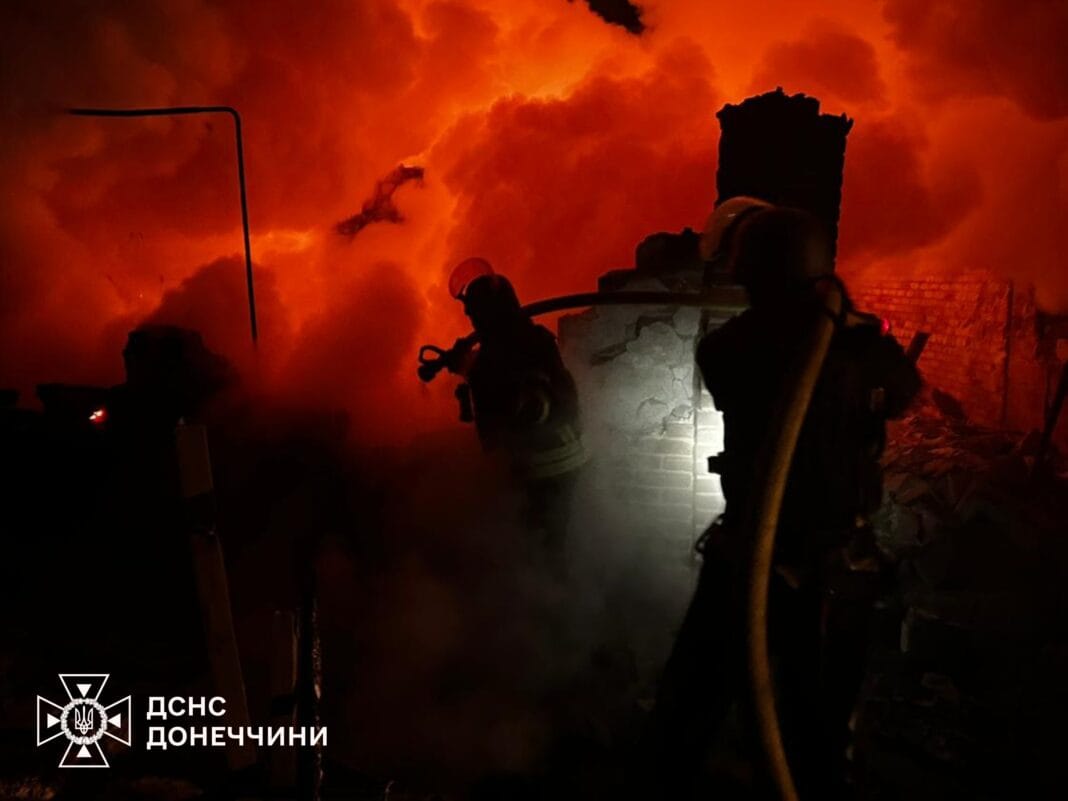Рятувальники ліквідовують пожежу після удару на Донеччині
