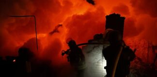 Російські удари по Донеччині призвели до загибелі жінки Рятувальники ліквідовують пожежу після удару на Донеччині