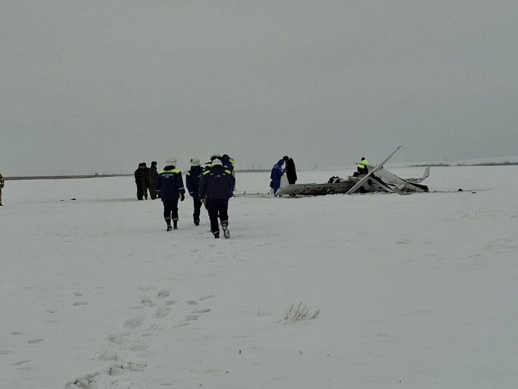 Місце падіння навчального літака на засніженому полі