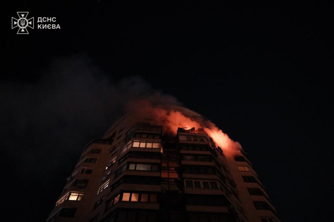 Пожежа у багатоповерхівці в Києві після нічної атаки