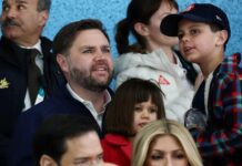 Джей Ді Венс на трибуні під час перебування в Мілані