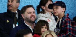 Джей Ді Венс на трибуні під час перебування в Мілані