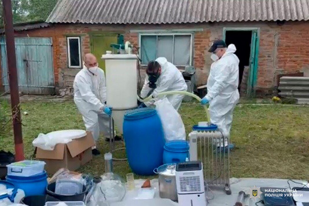 Правоохоронці вилучають обладнання нарколабораторії на Харківщині