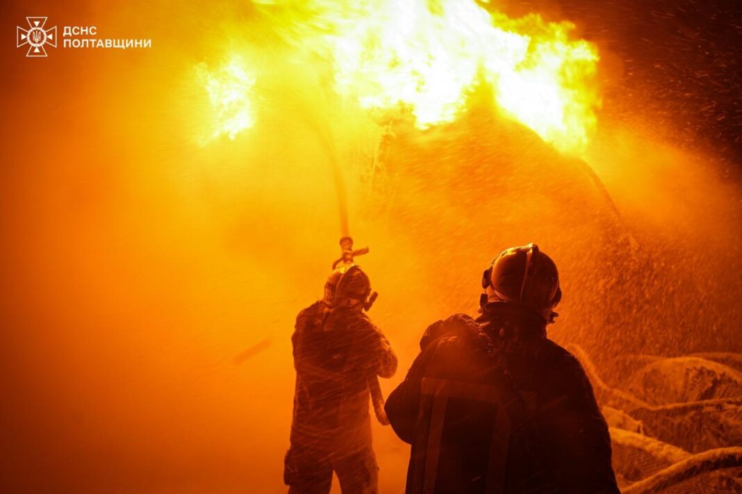 Рятувальники гасять масштабну пожежу після російського удару
