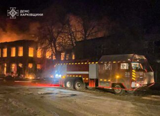 Пожежна техніка гасить масштабну пожежу після атаки БпЛА на Харківщині