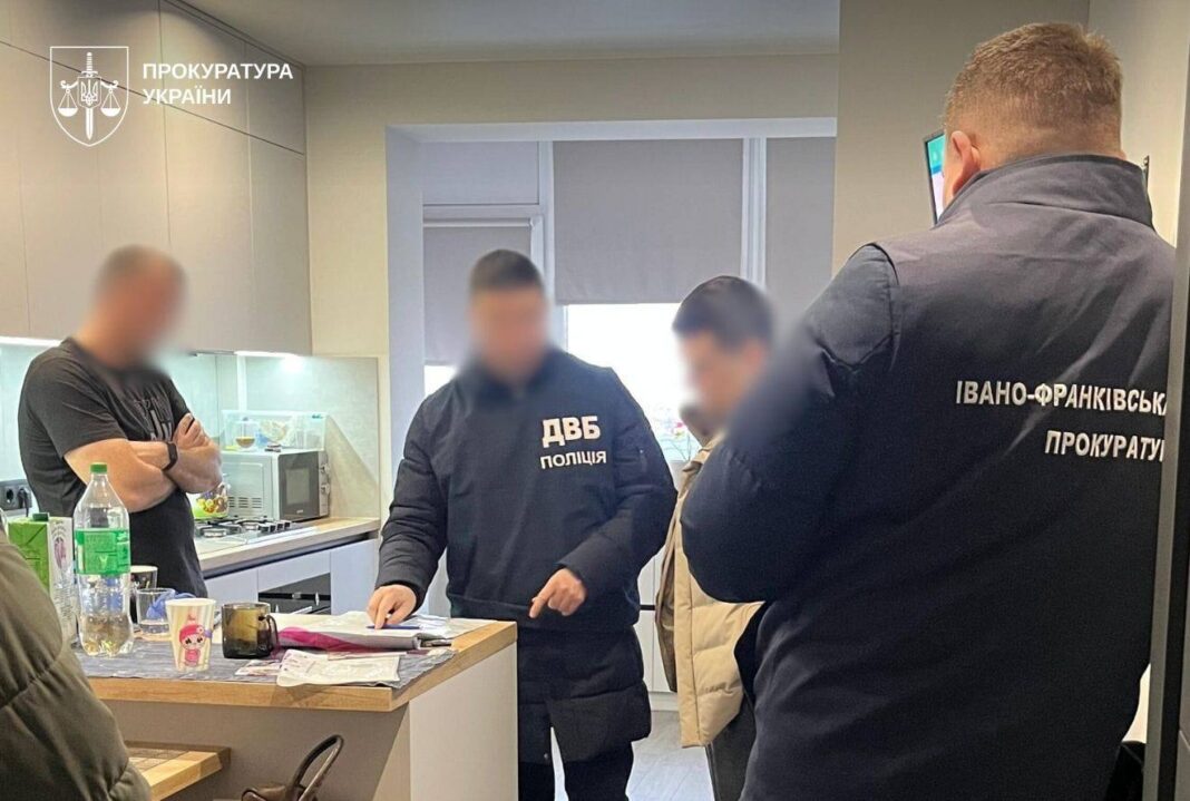 Правоохоронці та прокурори під час слідчих дій у справі про привласнення коштів на Прикарпатті