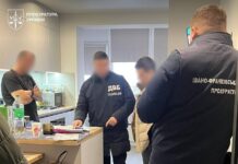 Правоохоронці та прокурори під час слідчих дій у справі про привласнення коштів на Прикарпатті