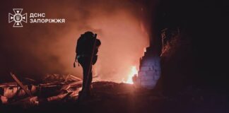У Запорізькому районі через атаку дронів загинув чоловік Рятувальник гасить пожежу після атаки дронів у Запорізькому районі
