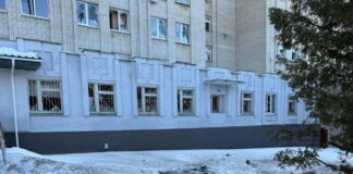 Росія атакувала дронами дитячу лікарню в Сумах Пошкоджена будівля лікарні в Сумах після атаки дронів
