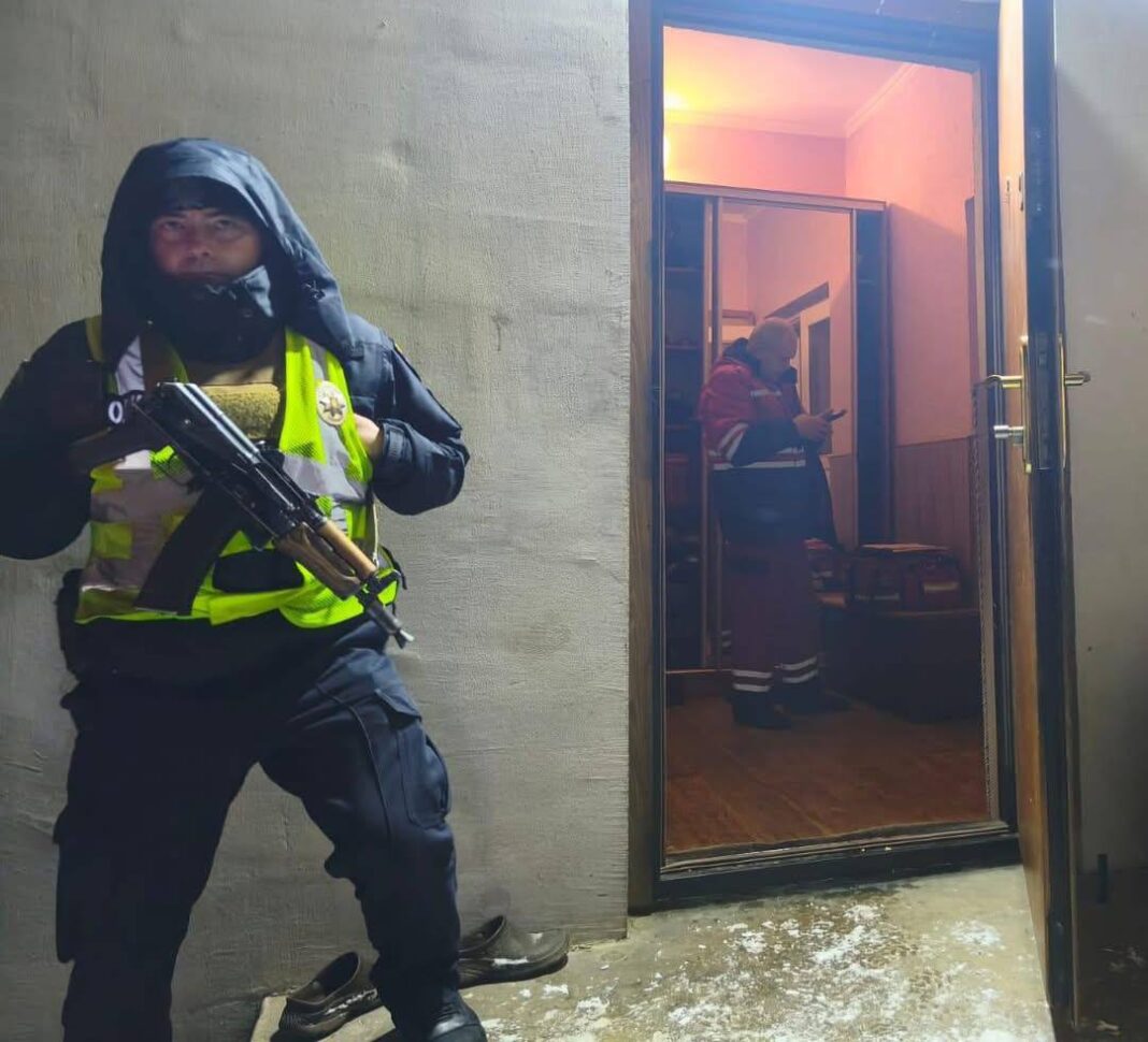 Робота правоохоронців на місці події