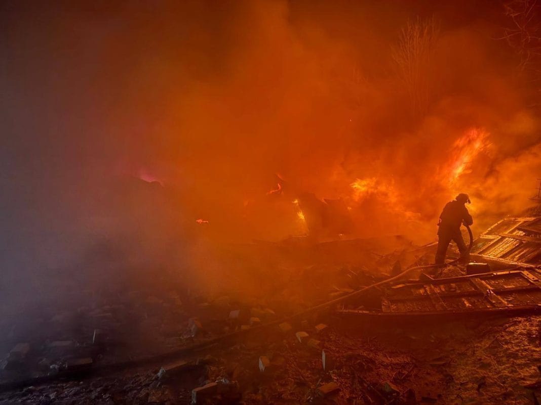 Пожежа після російського удару в Лозовій