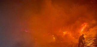 Пожежа після російського удару в Лозовій