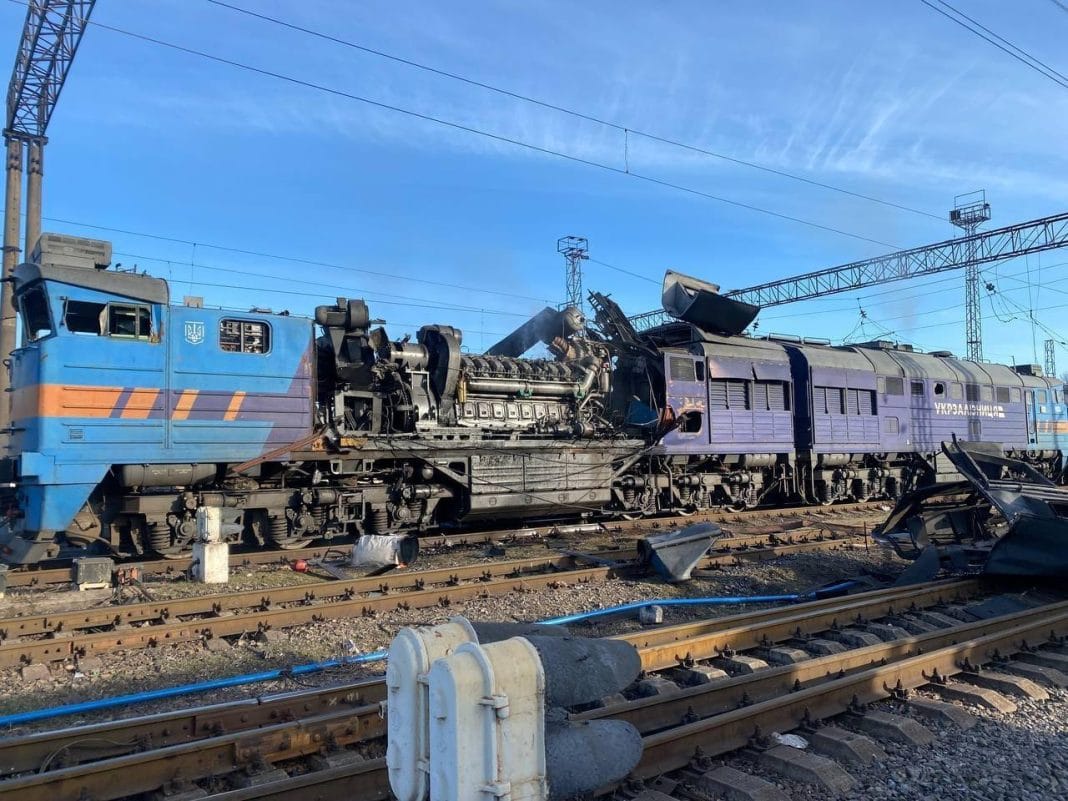 Пошкоджений локомотив після російської атаки по залізниці