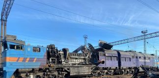 Пошкоджений локомотив після російської атаки по залізниці